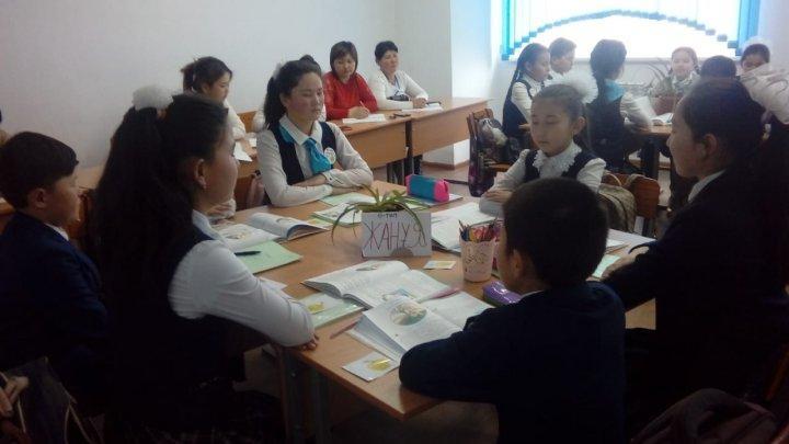 Өзін-өзі тану пәнінің мұғалімі Панаева Нұрсұлудың 6 "А" сыныбымен "Отбасының жылуы" тақырыбында өткен ашық сабағы