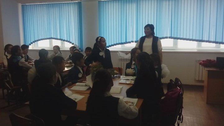 Өзін-өзі тану пәнінің мұғалімі Панаева Нұрсұлудың 6 "А" сыныбымен "Отбасының жылуы" тақырыбында өткен ашық сабағы