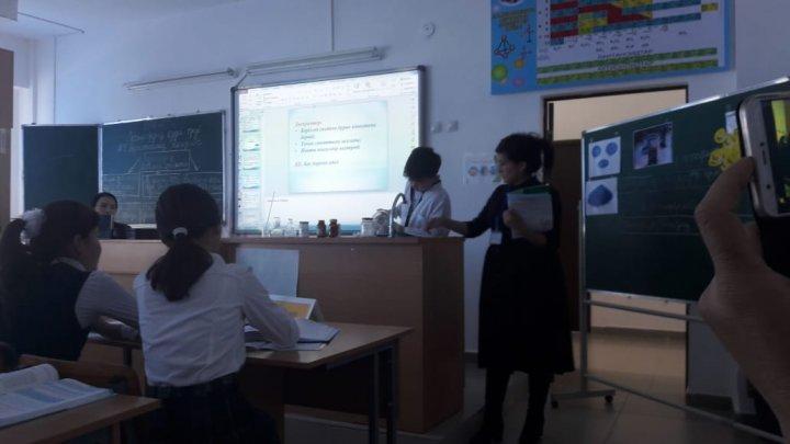 "Заттардың суда еруі" тақырыбында 8 "Ә" сыныбымен химия пәнінен өткізілген ашық сабақ