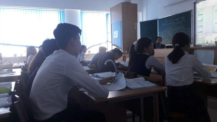 "Заттардың суда еруі" тақырыбында 8 "Ә" сыныбымен химия пәнінен өткізілген ашық сабақ