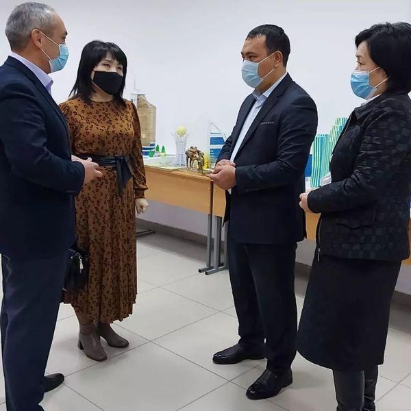 Құқық айлығы негізінде "Сенімен Болашақ" республикалық ата-аналар қоғамдық бірлестігі мен бірігіп мектебімізде аталған бірлестіктің Жамбыл облыстық филиалының басшысы М.Сәрсембаев ұйымдастырумен ата-аналарға семинар өткізілді