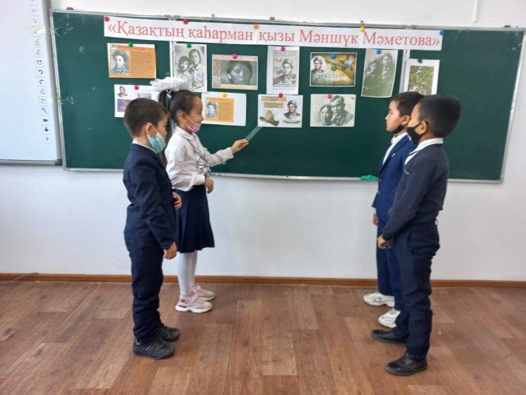 М.Мәметованың 100 жылдық мерей тойына орай 3 "А"  сынып оқушыларымен "Қазақтың қаһарман қызы Мәншүк Мәметова" тақырыбында тәрбие сағатын өткізді. Сынып жетекшісі: Г.Адилбекова