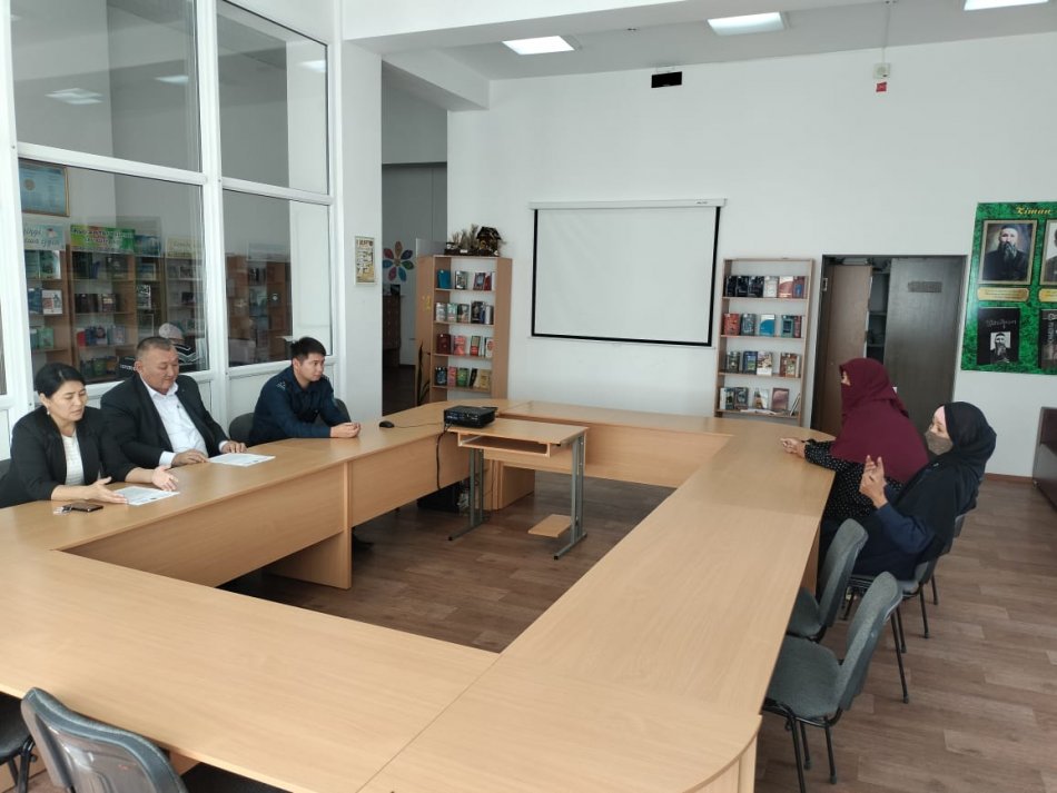 № 59 орта мектебі  әкімшілігі, мектеп инспекторы,  мектеп қабырғасына, орамал, хиджаб  киіп келетін  оқушылардың ата-аналарымен кездесу  ұйымдастырды